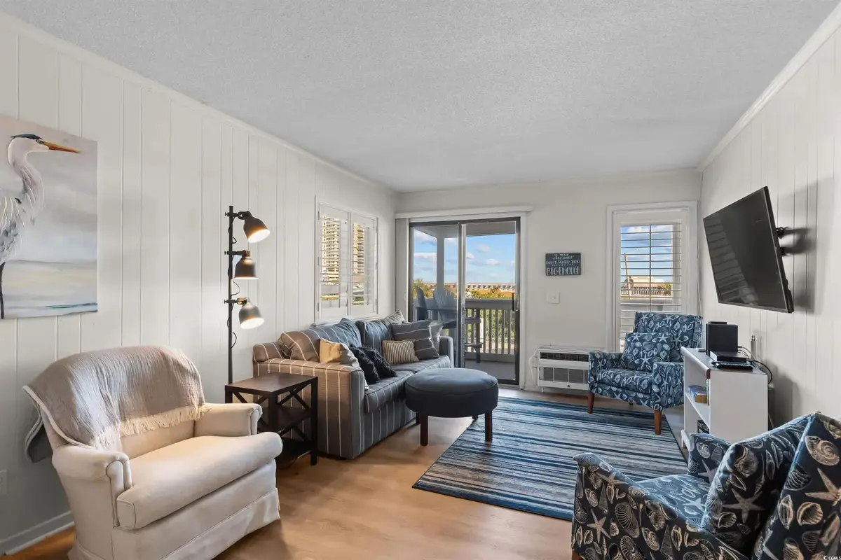 2 Bedroom Condo on Shore Drive with Pool and Beach