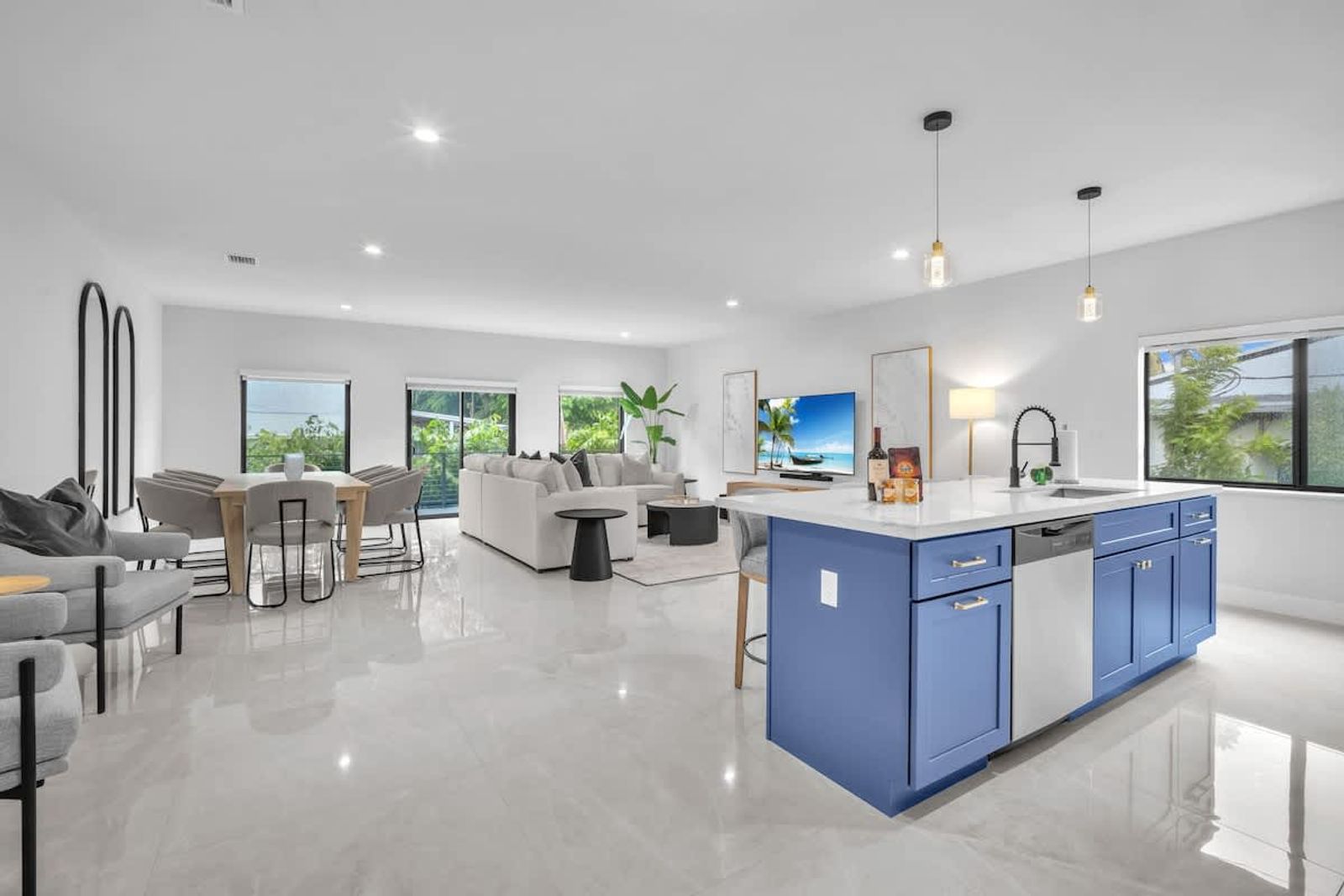 Casa Bella – New & Stylish Modern Home