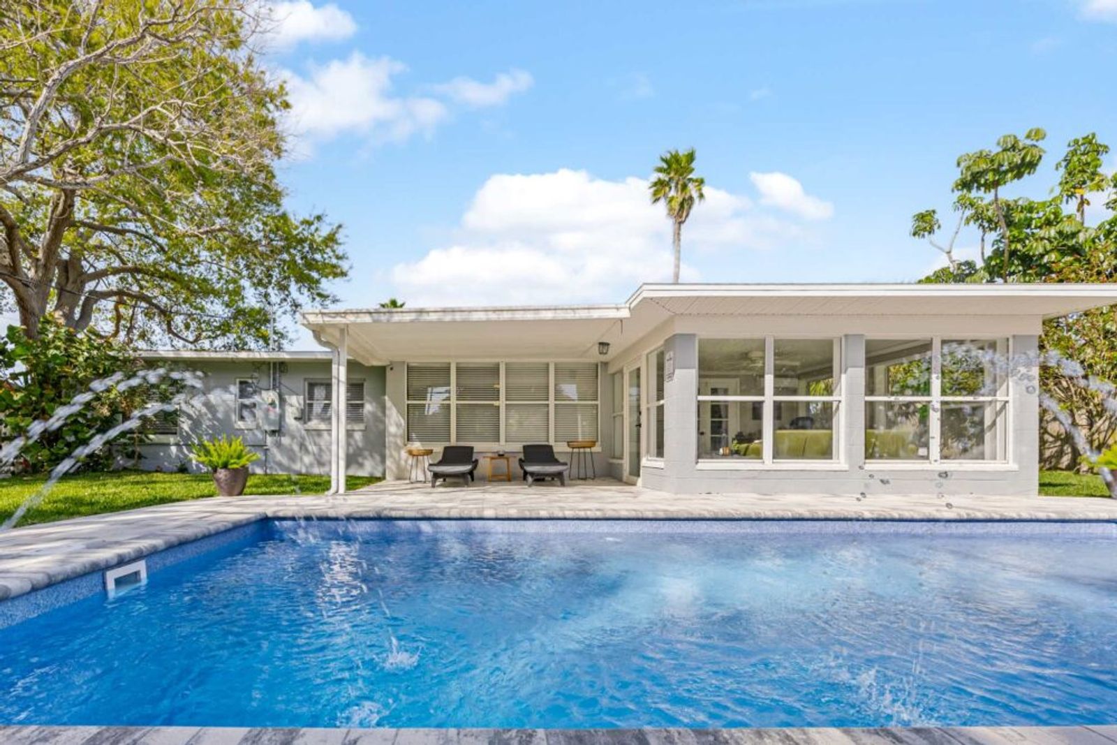 A Space aWAVE – A Relaxing Coastal Getaway Main Image