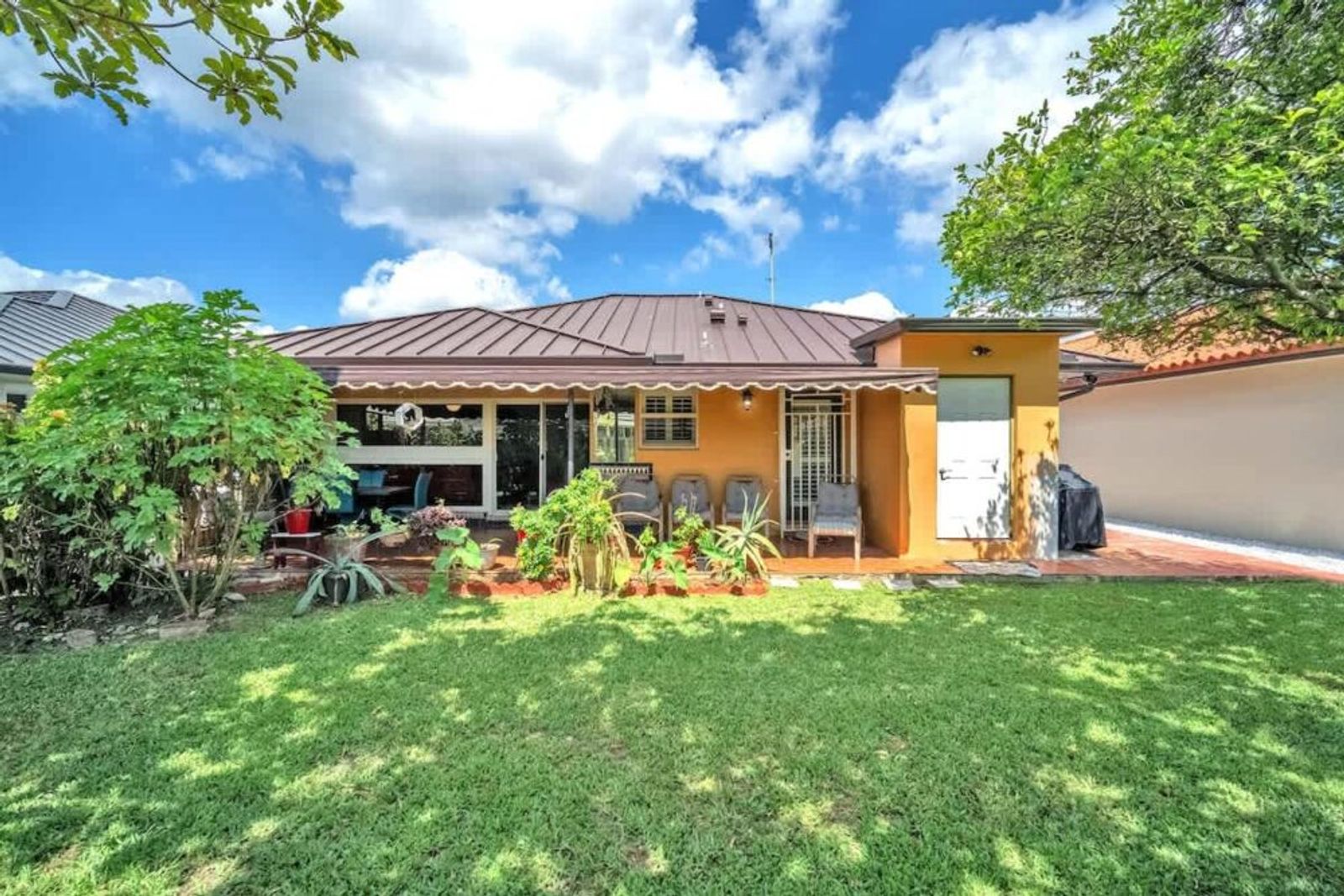 Zesty Vibes in Miami – Chill at the Lime House! Main Image