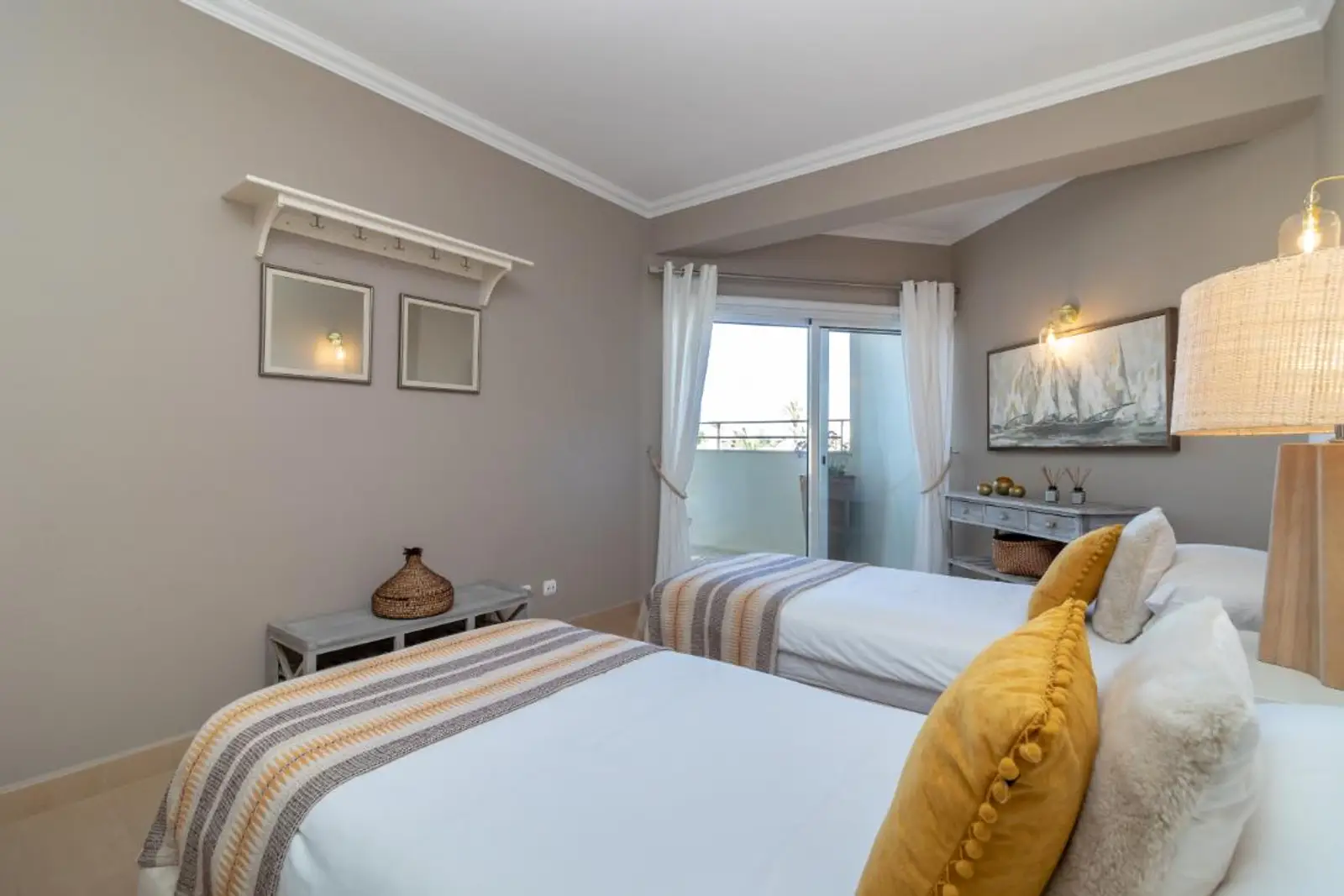 Twin bedroom with sliding door to the balcony
