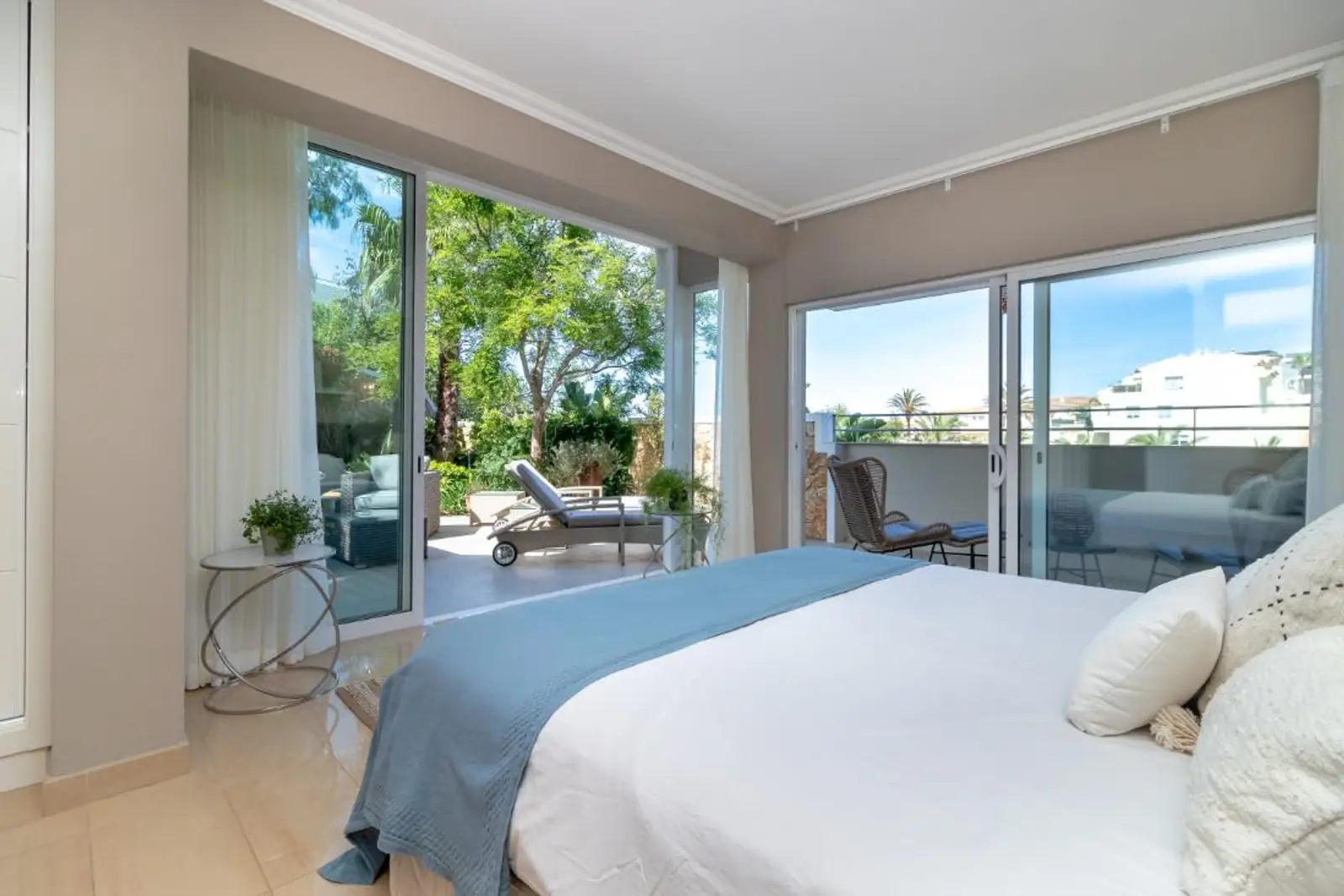 Double bedroom opening onto the garden terrace