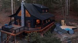 Mossybrook Hideout: Private Creek Oasis w Hot Tub Main Image