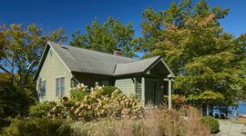 Home Sweet Hudson: Serene Lakefront Getaway Main Image