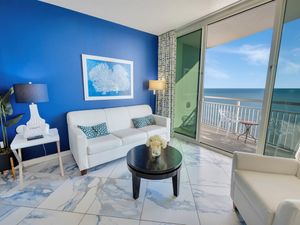 Living Room with Stunning Views☀️