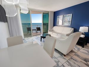 Living Room with Stunning Views☀️