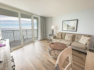 Living Room with Stunning Views☀️