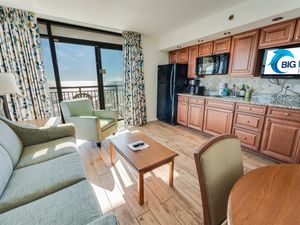 Living Room with Stunning Views☀️
