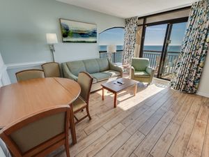 Living Room with Stunning Views☀️