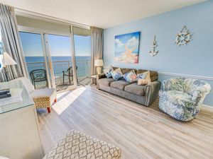 Living Room with Stunning Views☀️