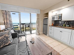 Living Room with Stunning Views☀️