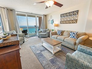 Living Room with Stunning Views☀️