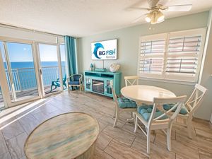 Living Room with Stunning Views☀️