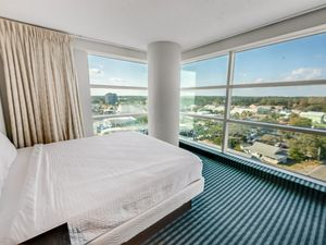 Beautiful Bedroom with Amazing Views ☀️
