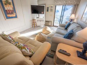 Large Living Room with HDTV!