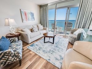 Living Room with Stunning Views☀️