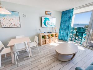 Living Room with Stunning Views☀️