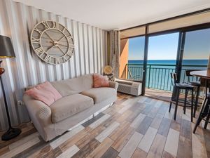 Living Room with Stunning Views☀️