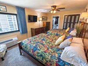 Beautifully Decorated with 2 Queen Beds in Bedroom and HDTV