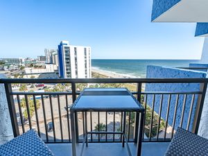 Balcony with Amazing Views of the Ocean