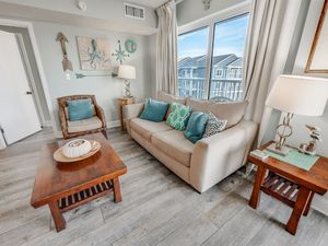 Living Room with Stunning Views☀️