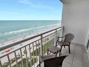 Balcony with Amazing Views of the Ocean☀️