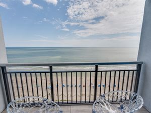 Balcony with Amazing Views of the Ocean