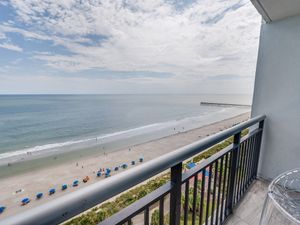 Balcony with Amazing Views of the Ocean
