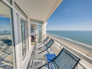 Balcony with Amazing Views of the Ocean