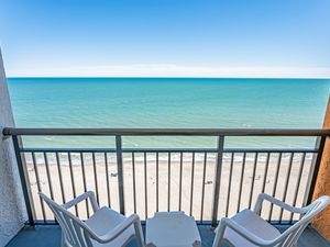 Balcony with Amazing Views of the Ocean