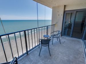 Balcony with Amazing Views of the Ocean☀️