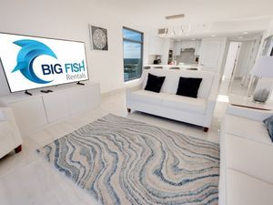 Living Room with Stunning Views☀️