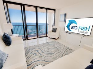 Living Room with Stunning Views☀️