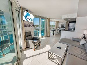 Living Room with Stunning Views☀️