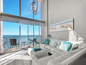 Amazing Living Room with Stunning Views☀️