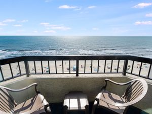 Balcony with Amazing Views of the Ocean☀️