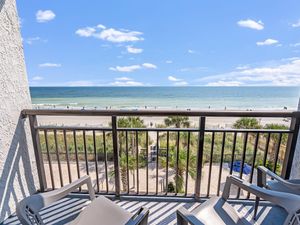 Balcony with Amazing Views of the Ocean