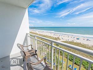 Large Balcony with Amazing Views of the Ocean☀️