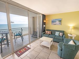 Living Room with Stunning Views☀️