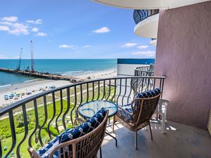 Balcony with Amazing Views of the Ocean