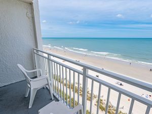 Balcony with Amazing Views of the Ocean☀️