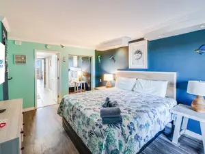 Spacious Bedroom with Coastal Charm 🌴
