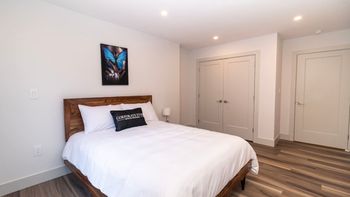 Retreat to the serene bedroom, offering a plush bed, stunning skyline views, and a spacious closet to keep your belongings neatly organized.