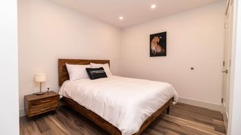 Relax in Comfort – Spacious and Inviting Room for a Peaceful Stay.