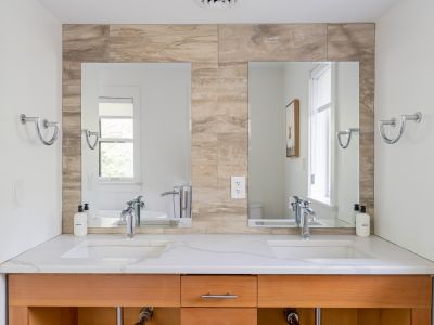 Dual sinks in the primary bath.