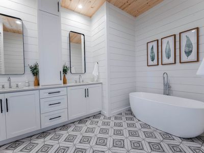Private full bath!