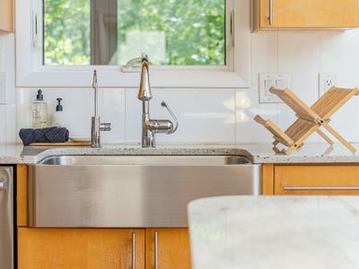 Gorgeous farmhouse style sink!