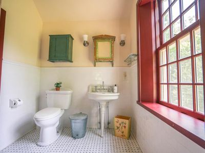 1/2 of the Jack and Jill bath off of guest room. Connected to bathing room