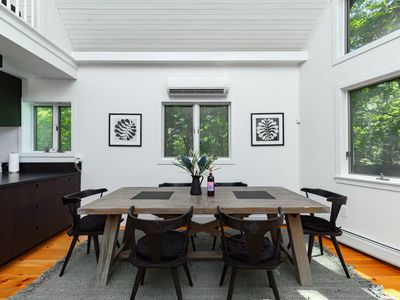 Seating for 6 at the dining table