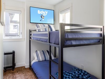 The left hand set in the bunk room has one twin above and one twin below.